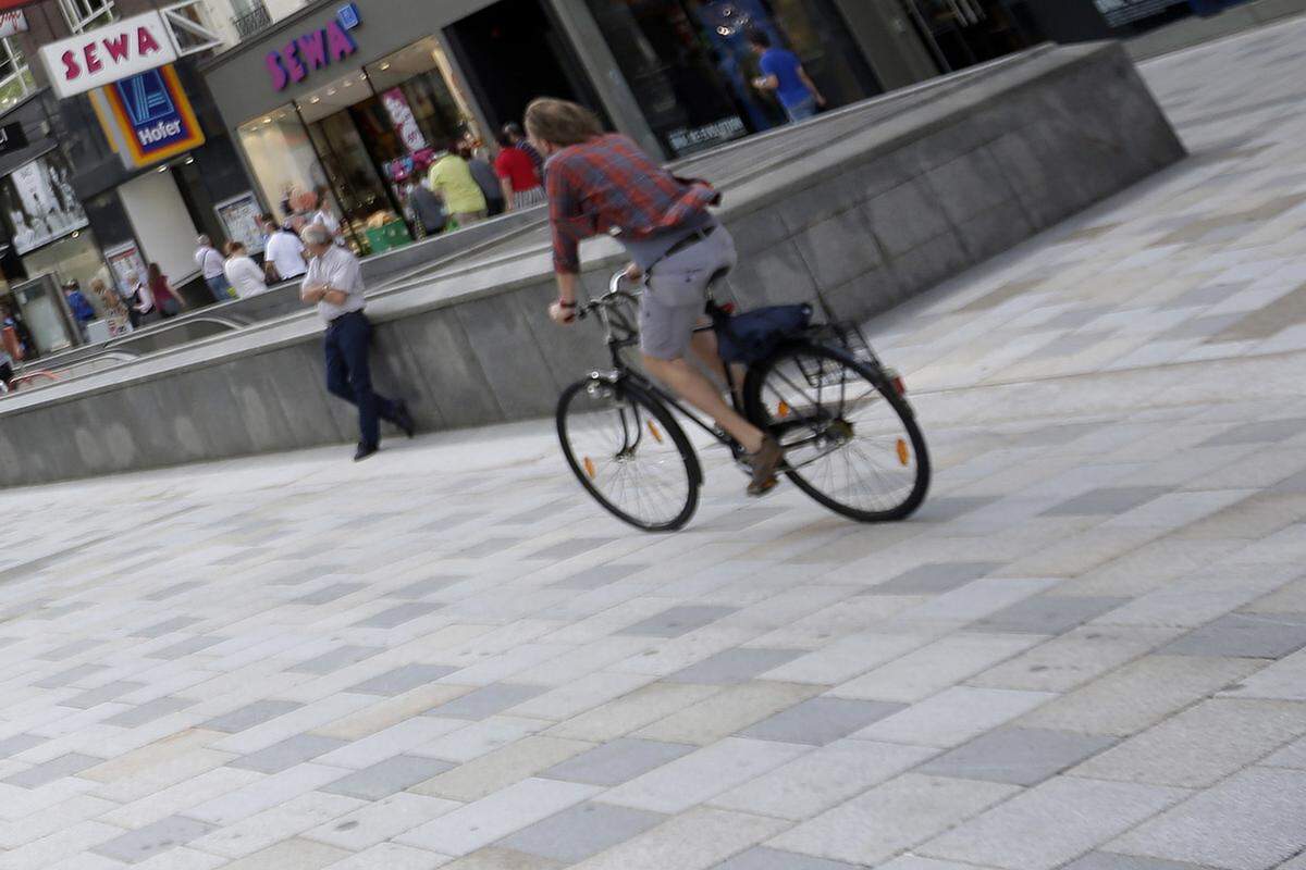 Steine in unterschiedlichen Größen und Grautönen statt Autos: Am Montag zeigte sich die verkehrsberuhigte Mariahilfer Straße erstmals in neuem Glanz.