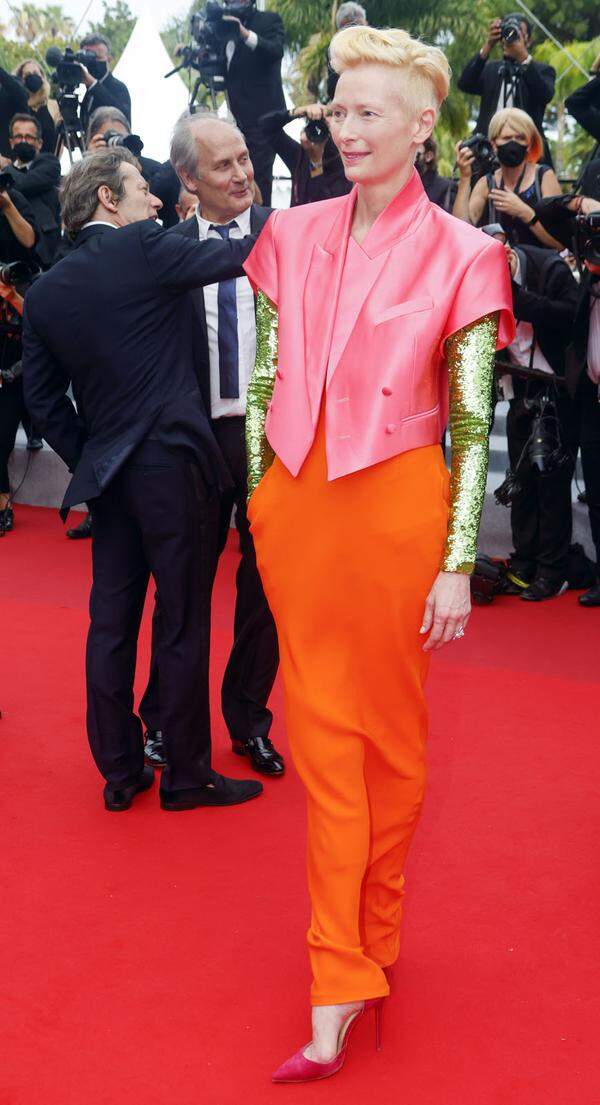 Einer Erscheinung glich Schauspielerin Tilda Swinton auf dem roten Teppich in Cannes. Mit ihrem Outfit von Haider Ackermann zog sie alle Blicke auf sich.