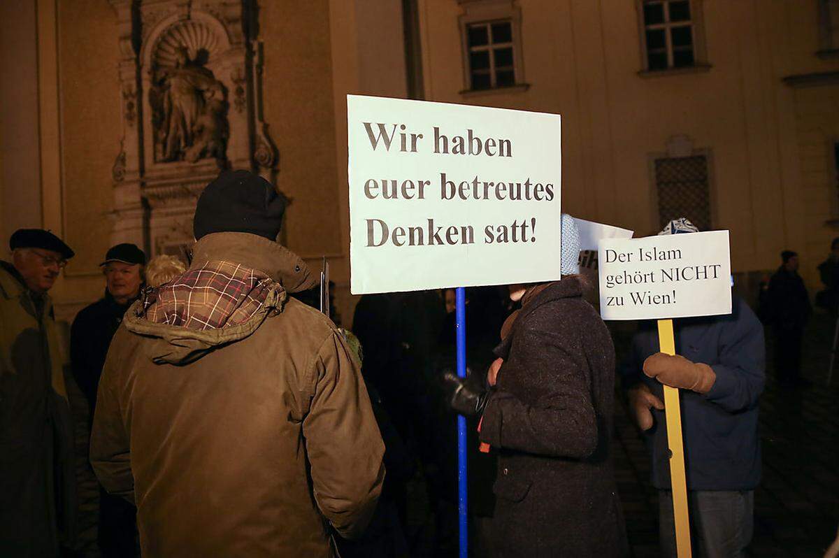 Spruchtafeln auf Seiten der Pegida-Anhänger