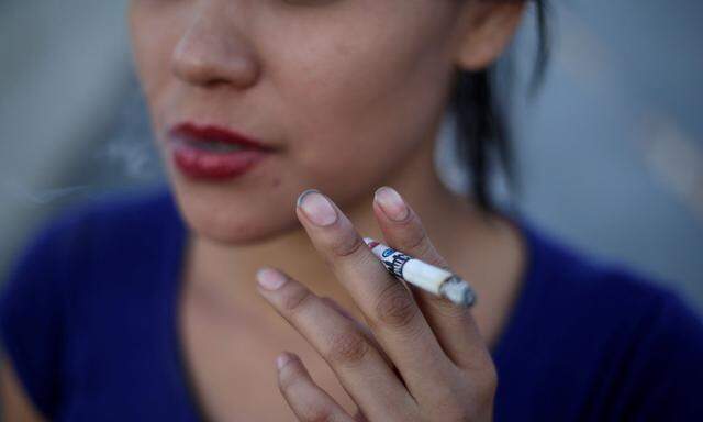 Rauchen gehört zu den stärksten Risikofaktoren für Herzkreislauferkrankungen. Gefährdet sind vor allem junge Frauen.