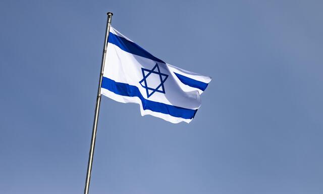 Eine Israel-Flagge, wie diese auf dem Dach des Bundeskanzleramts in Wien, wurde vor dem Alten Rathaus in Linz heruntergerissen.