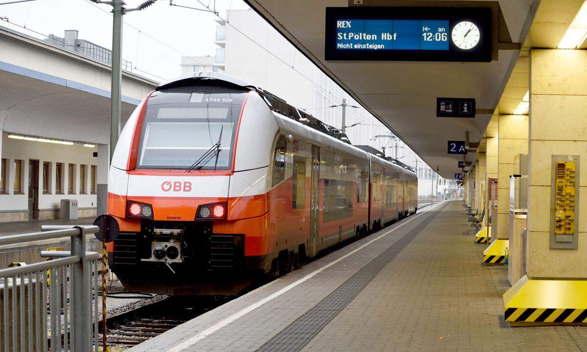 Das gleiche Bild auf allen Bahnhöfen, hier am Wiener Westbahnhof: Während des Warnstreiks wurden Regionalzüge genauso wie ÖBB-Railjets vorübergehend an den Bahnsteigen abgestellt. Gleichzeitig wurden ratlose Passagiere von einzelnen Service-Mitarbeitern über die Situation aufgeklärt.