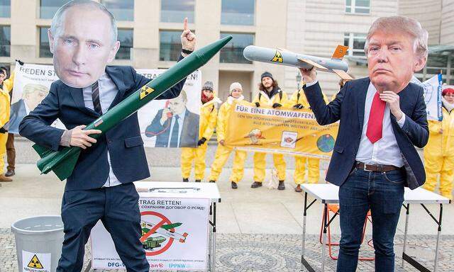 So sehen Aktivisten den geplanten Ausstieg der USA aus dem INF-Vertrag, die vor der US-Botschaft in Berlin vor einem Aufrüsten warnten.