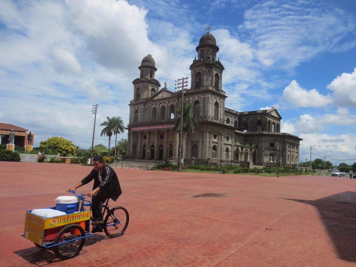 .. gegenüber die alte Kathedrale Santiago de Managua, in der die Diktatoren Somoza zu heiraten pflegten. Sie überstand das Erdbeben von 1931, aber das von 1972 nicht – und blieb seitdem unrenoviert.