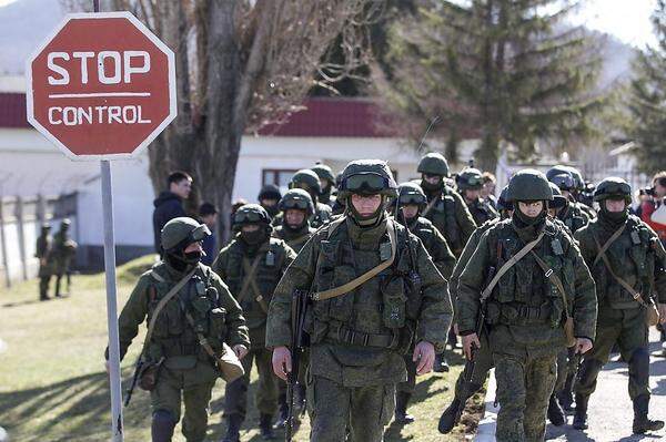 Sie stoßen dabei auf keinerlei Widerstand. Die neue ukrainische Führung weiß: Beim ersten toten russischen Soldaten kann die Lage völlig außer Kontrolle geraten.