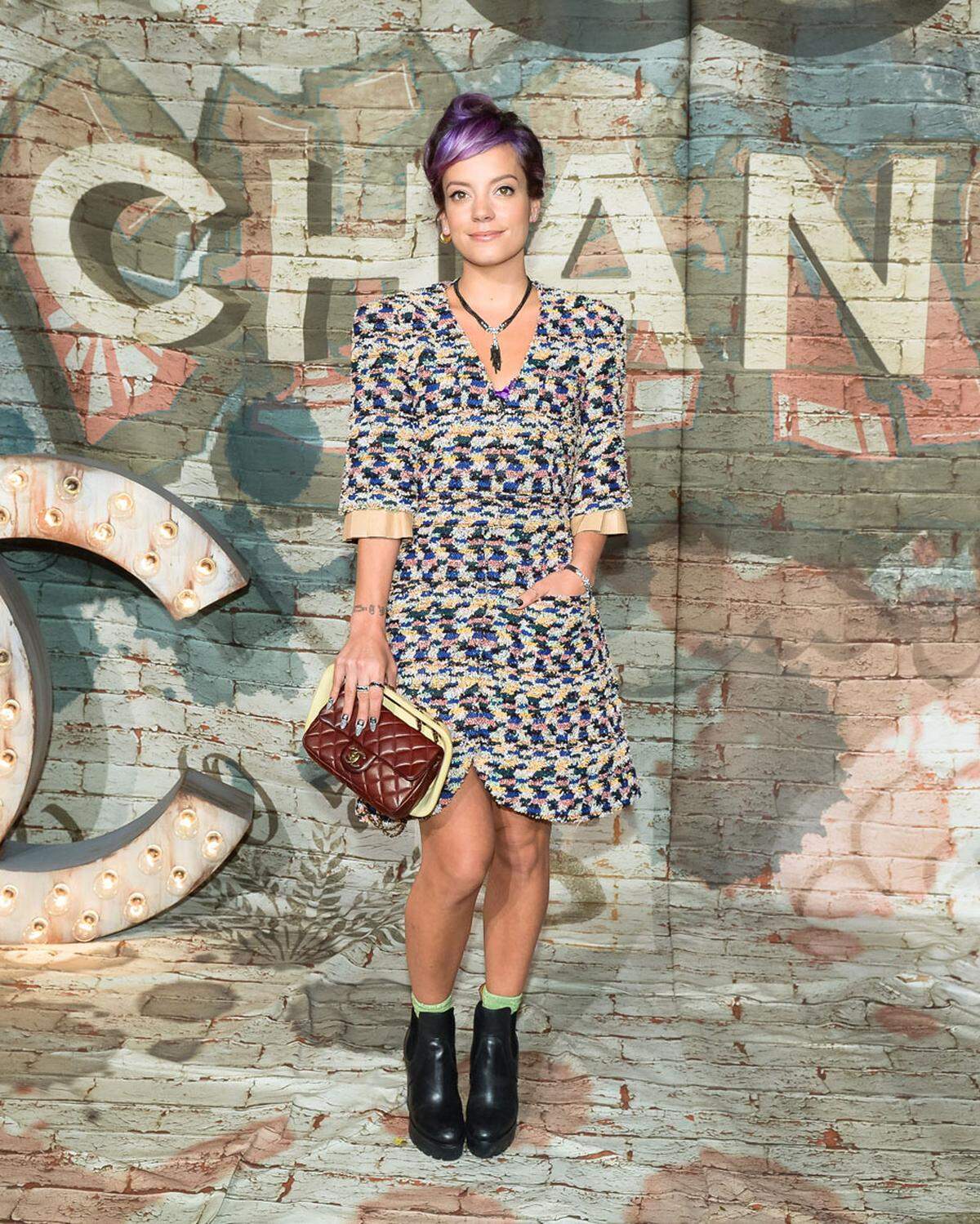 Sängerin Lily Allen stimmte ihr Outfit auf ihre Haarfarbe ab.