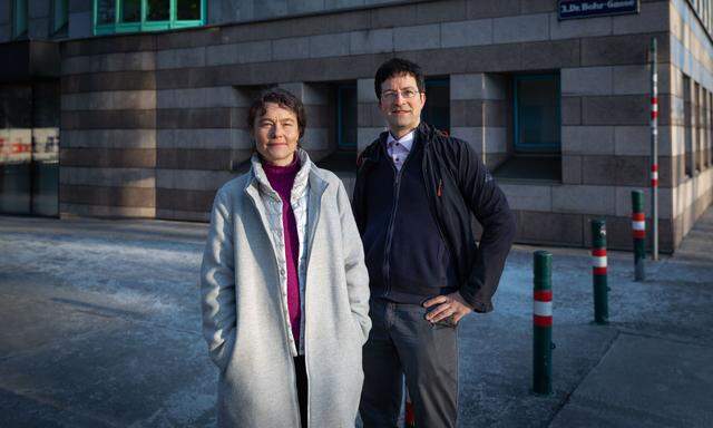 „Wir verstehen genau, was das Problem oder die Freude des anderen ist.“ Kristin Tessmar-Raible und Florian Raible vor dem Institutsgebäude in der Dr.-Bohr-Gasse.