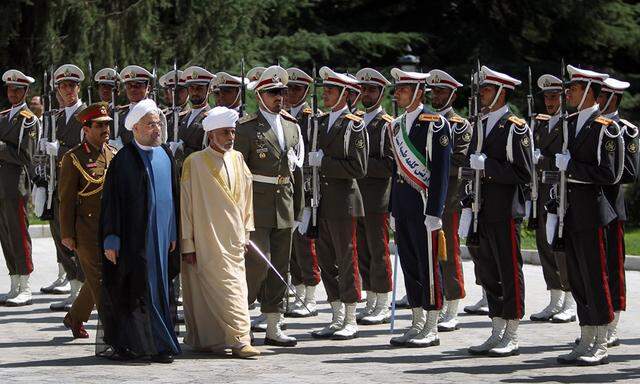 Hassan Rouhani, Oman´s Sultan Qaboos bin Said review an honour guard after Sultan Qaboos arrived in Tehran