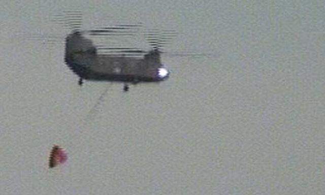 Helikopter Wasserwerfer gegen Nuklearkatastrophe