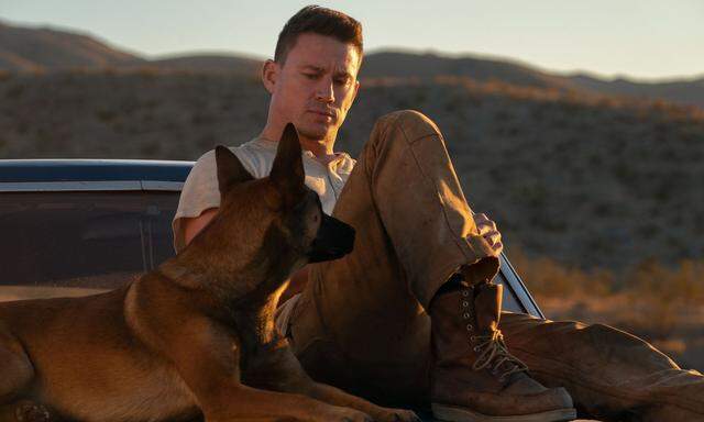 Channing Tatum in „Dog“. Darin spielt er einen kriegstraumatisierten Soldaten, der mit der Hündin eines verstorbenen Kameraden zu dessen Beerdigung reist.      