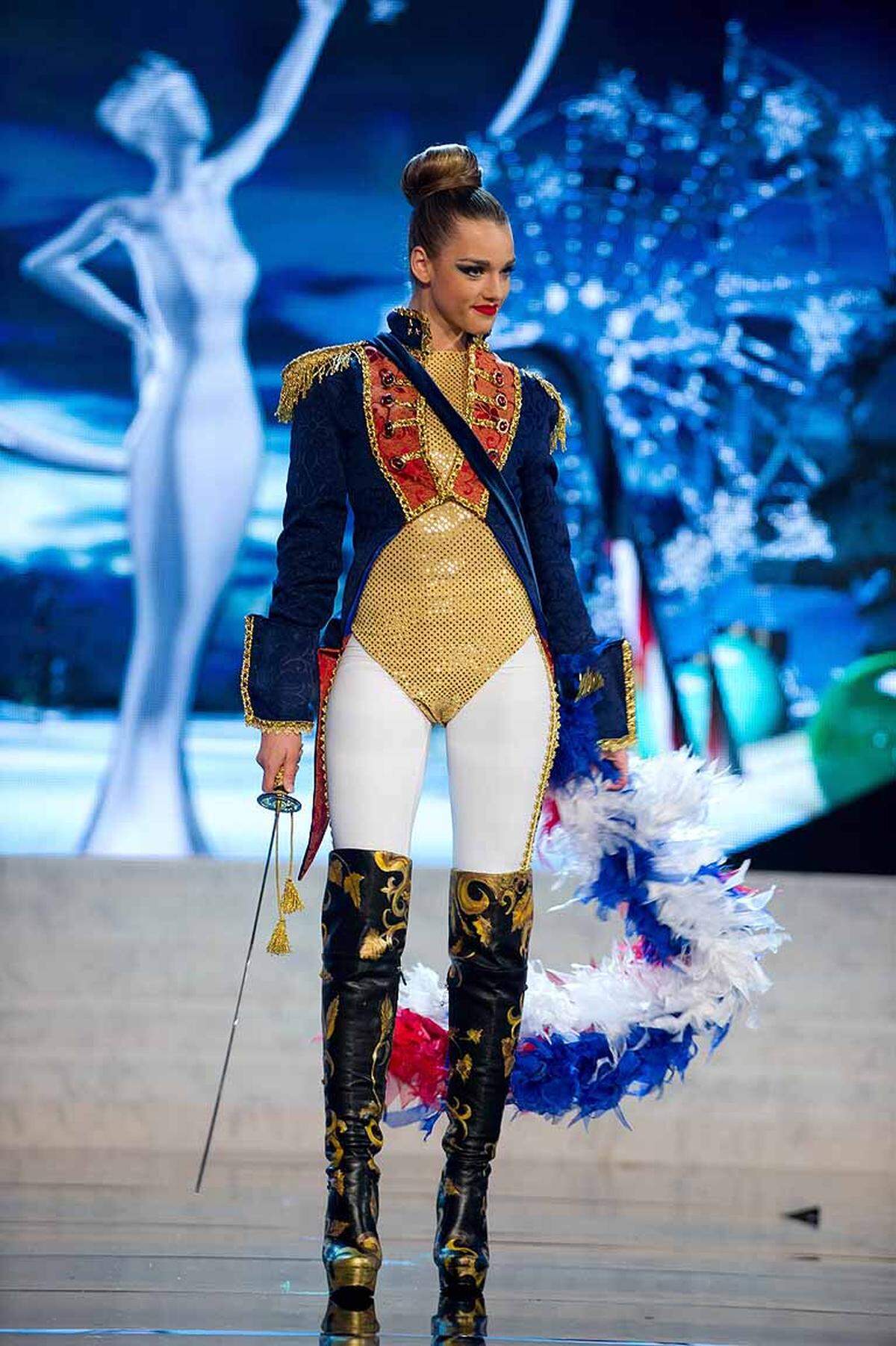 Manege frei für Miss Chile: Ana Luisa Konig in einer Mischung aus Zirkusdirektor und Fechterin.