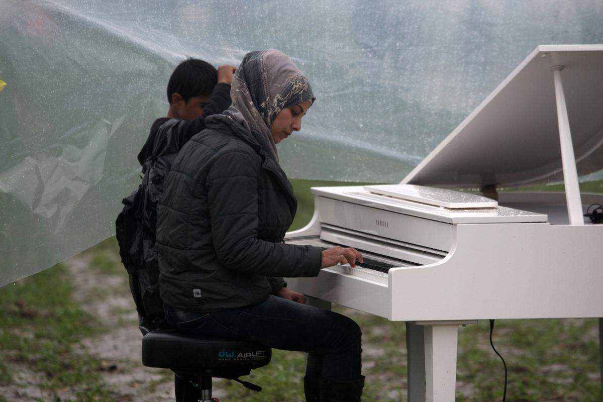 Mitten im Schlamm gab die 24-jährige Syrerin Nur Alchsam ein Konzert im strömenden Regen von Idomeni.