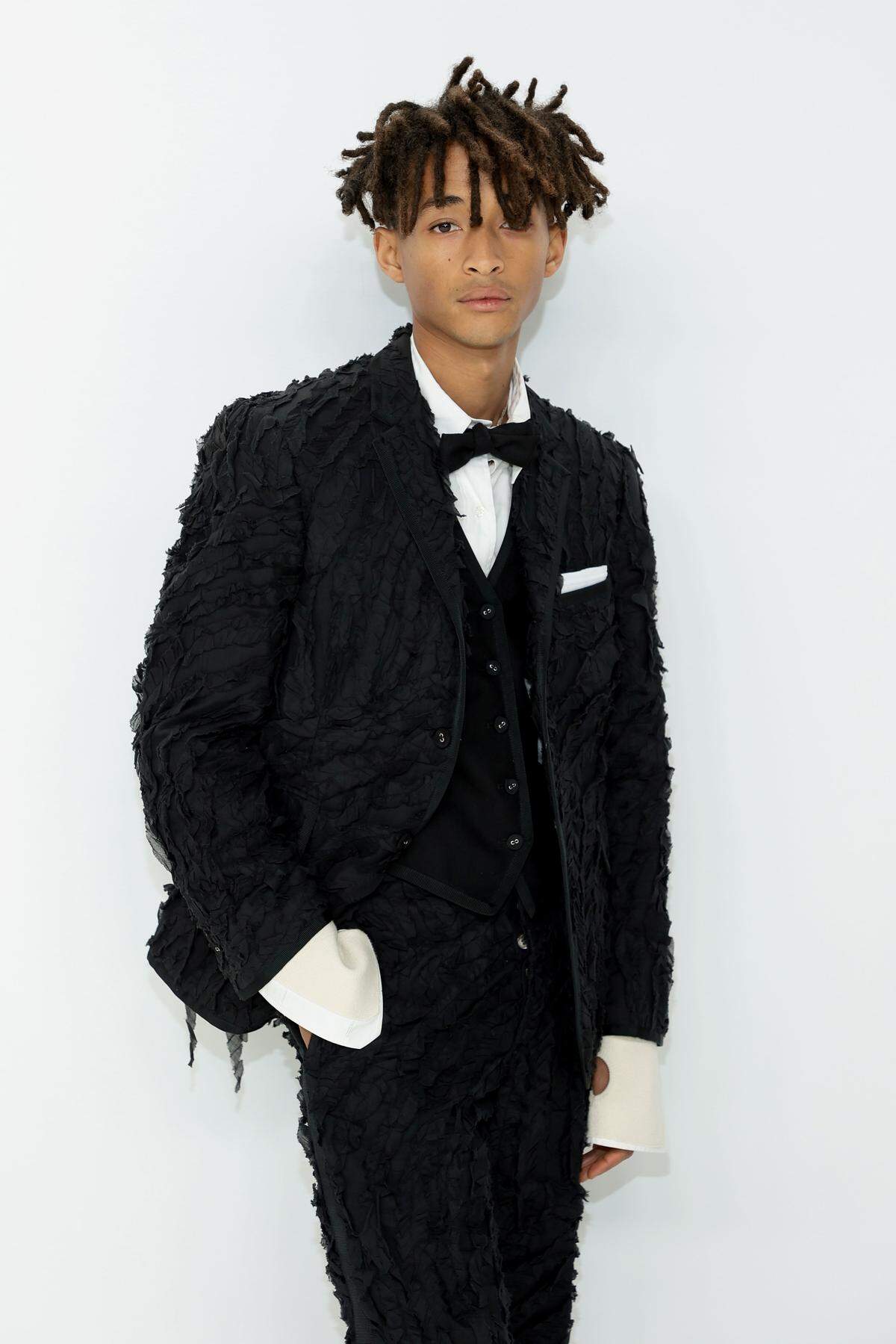 Schauspieler und Musiker Jaden Smith in einem Anzug mit Tüllnähten und überlangen Hemdärmeln. Designt wurde der Look von Thom Browne.