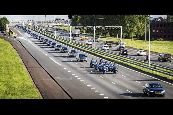 Die Kolonne glich einem riesigen Trauerflor, der sich über die Autobahnen bewegte.