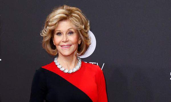 Die 80-jährige Filmlegende Jane Fonda hat bei einem Interview in New York offen über ein Pflaster an ihrer Unterlippe gesprochen. "Ich will kurz den Verband erklären. Ich habe kürzlich ein Krebsgeschwür von meiner Lippe entfernen lassen", sagte sie. Sie habe gehofft, dass bis zum Termin alles verheilt sei. "Ich wollte es nur erklären. Normalerweise laufe ich so nicht herum." Die zweifache Oscar-Preisträgerin ("Klute", "Coming Home") war 2010 an Brustkrebs erkrankt und erfolgreich operiert worden.