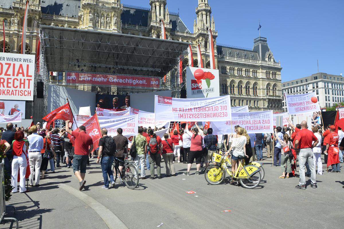 ...dass der Rathausplatz während der Reden der Parteiführung schlechter gefüllt war, als in den Jahren davor. "Vielleicht geht es uns allen zu gut," sagte Pensionist Alois.