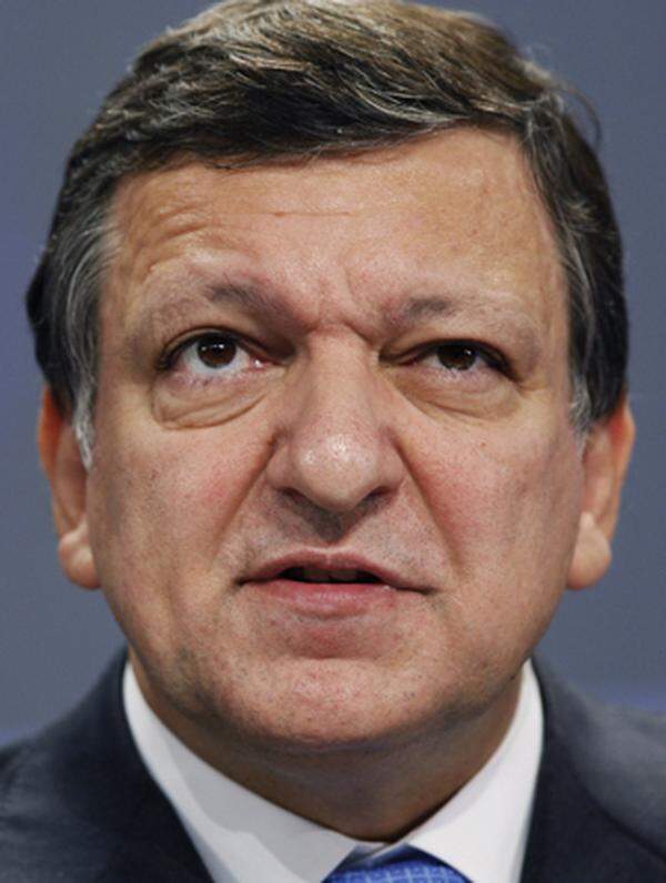 Seit November 2004 ist der portugiesische Konservative José Manuel Barroso bereits Chef der EU-Kommission, der obersten Verwaltungsbehörde Europas. Damals Kompromisskandidat der Christdemokraten und Sozialdemokraten, holte er sich diesen Sommer den Auftrag für eine zweite fünfjährige Amtszeit – allerdings mit Stimmenthaltungen der Sozialdemokraten und Widerstand der Grünen. Der Kommissionspräsident lenkt seine Behörde als primus inter pares, die EU-Kommission entscheidet ihre Gesetzesvorlagen und Initiativen als Kollektiv aller 27 Mitglieder.