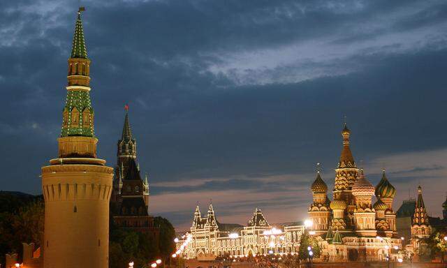 Russland, Moskau, Roter Platz, Basilius-Kathedrale Kreml und Kaufhaus GUM - Russia, Red Square