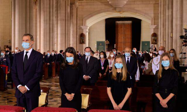 Beim Trauergottesdienst trug auch die Königsfamilie Schutzmasken