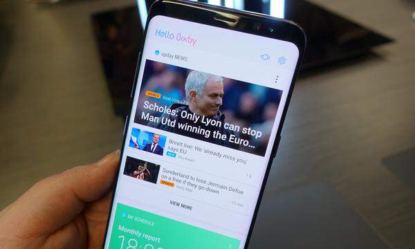 Mit Bixby bringt Samsung auch nach langem Zögern einen Siri-Konkurrenten. Dieser soll aber viel mehr können und präsentiert sich als Mischung aus BlackBerry Hub, personalisiertem News-Feed und Assistent.