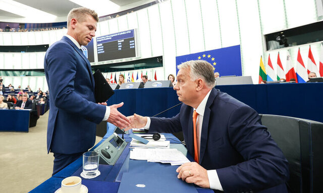 Ein kleiner Moment europäischer Zeitgeschichte, am 9 Oktober im Straßburger Plenarsaal des Europaparlaments.