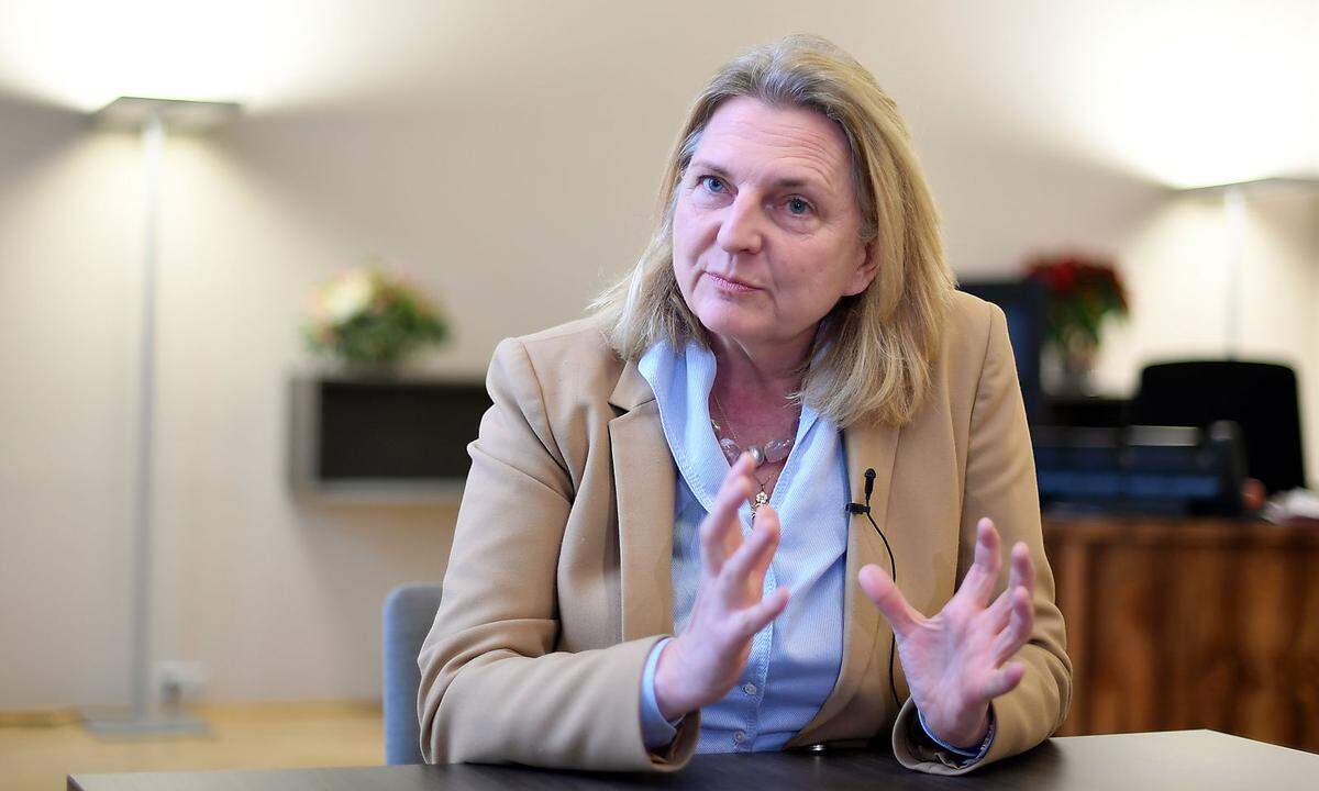 Karin Kneissl ist neue Außenministerin Österreichs, von der FPÖ nominiert, aber parteifrei.
