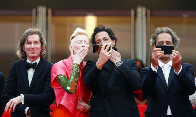 Eigentlich ist es unerlaubt, für Stars macht Cannes eine Ausnahme: Adrien Brody (2.v.r.) knipst ein Selfie mit Tilda Swinton, links lächelt Wes Anderson.