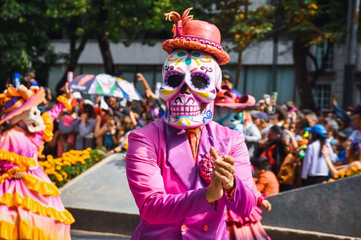 Ein Fest aus Farben, Blumen und Erinnerungen: Der Día de los Muertos verbindet Ahnenkult, Lebensfreude und Gemeinschaft.