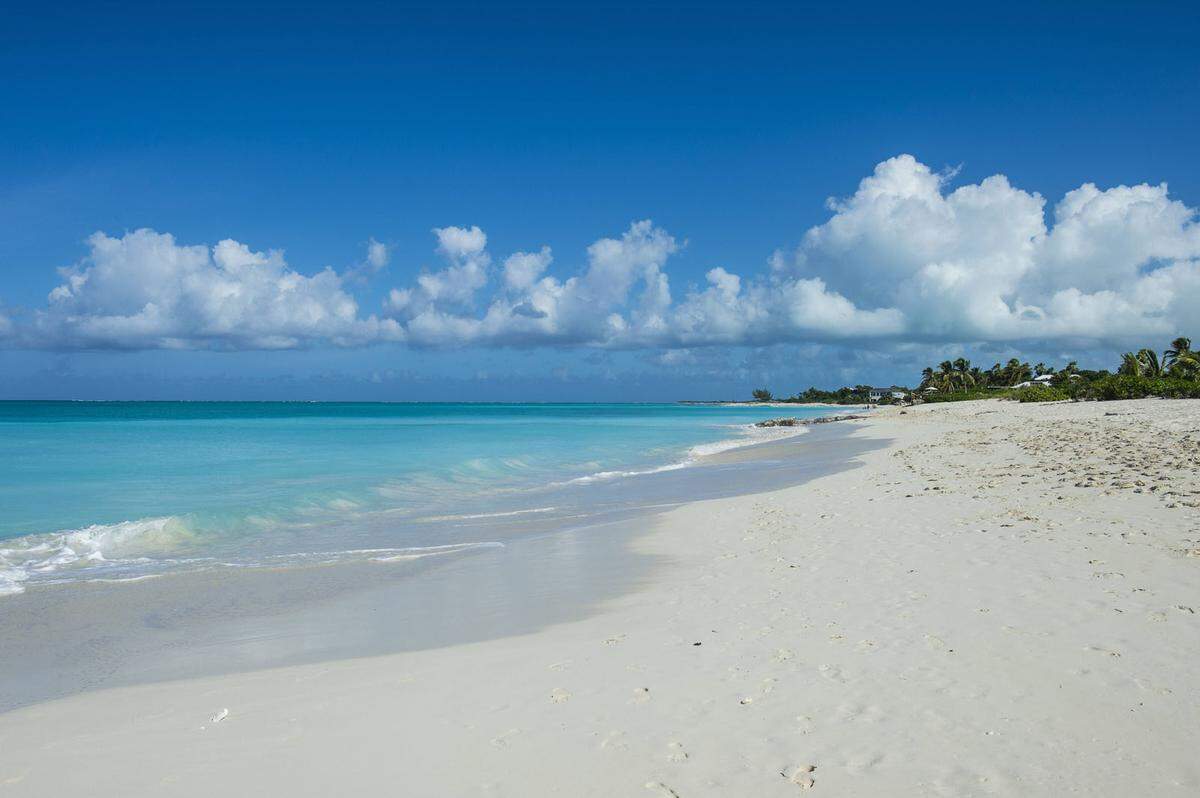 Der Strand an der Nordostküste von Providenciales gehört zu den Markenzeichen der Turks- und Caicosinseln. Weißer Strand und sauberes Wasser ohne Seetang, Steine oder Verschmutzung zeichnen ihn aus. Vor den hohen Wellen des Atlantiks schützt ein Riff. Auch ein Großteil der Wassersportaktivitäten findet in dieser Region statt.