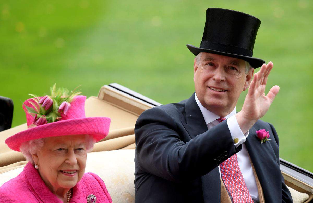 Wohl dem, der auf die richtige Farbe gesetzt hatte: Die britische Königin Elizabeth II. (91) hat beim traditionellen Pferderennen Royal Ascot nahe Windsor am Donnerstag einen pinken Hut getragen.
