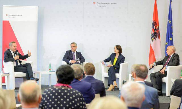 Die Diskutanten Agenda-Austria-Chef Schellhorn, Finanzminister Brunner, Moderatorin Battisti, Finanzminister Maurer