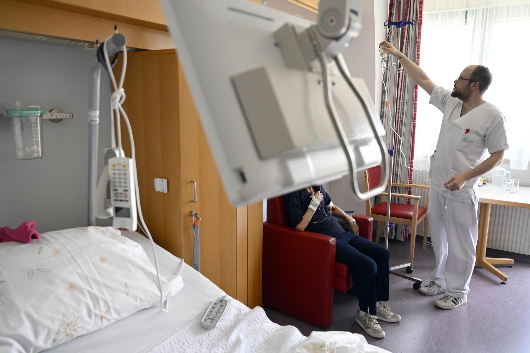 Wenn Sparen teuer wird: Das ökonomische Paradoxon der Pflegepolitik