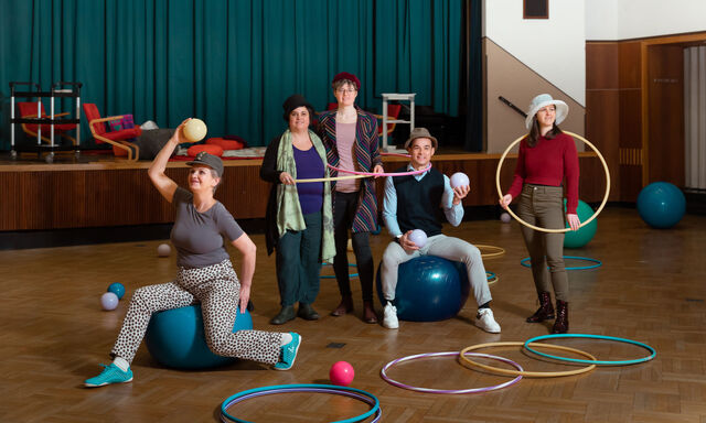 Teilnehmerin Claudia Deininger, die Kursleiterinnen Jutta Niederstätter und Anna Schmidt sowie Dominik Wang und Helena Auer von der VHS Mariahilf (v. l.). 