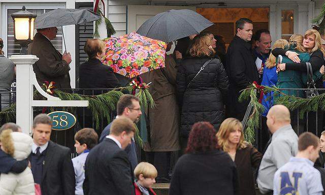 Vor dem Haus der Pintos versammelten sich die Trauergäste bei der Beerdigung des sechsjährigen Jack, der beim Amoklauf in der Volksschule von Newtown ums Leben kam.