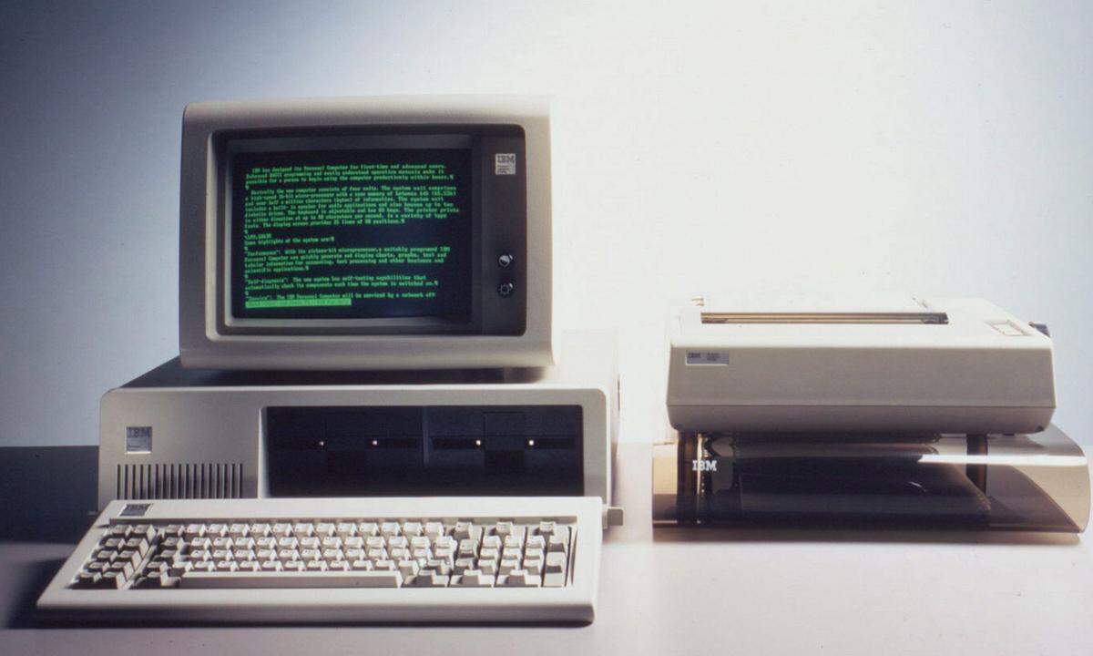 Doch nicht nur Apple hatte das am Markt entstandene Bedürfnis nach Heimreichnern erkannt. Auch IBM hat nach den Großrechnern eine Vorliebe für damalige Verhältnisse kleine, kompakte Rechner entwickelt.  Der größte Vorteil des IBM-Rechners war, dass er wie auch der Apple II über Steckplätze verfügte, wodurch er im Nachhinein noch erweiterbar war. Der Preis war mit 3000 Dollar noch immer kein Schnäppchen, aber bereits deutlich günstiger als der Xerox Alto. Der IBM-Rechner prägt bis heute die Auffassung eines PC und was damals nicht IBM-kompatibel war, war zum Scheitern verurteilt. Eine Marktdominanz, die nicht ewig halten sollte.
