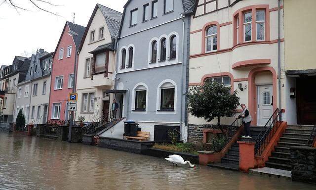 Die Mosel in Bernkastell-Kues ist nur einer von vielen Flüssen Deutschlands, die derzeit Wassermassen in die Städte bringen.