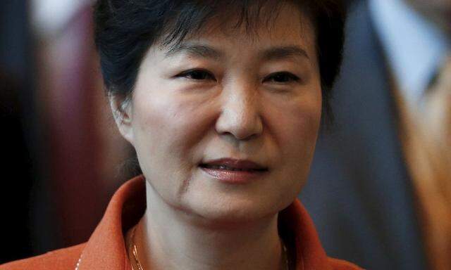 South Korea's President Park arrives at a session of the ASEAN Summit in Kuala Lumpur