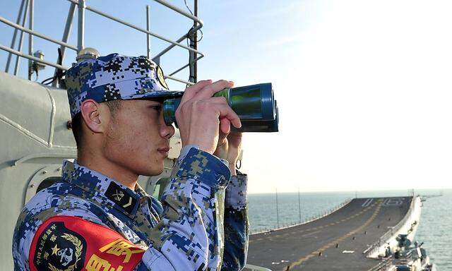 Archivbild: Ein Soldat der chineischen marine auf dem Flugzeugträger Liaoning