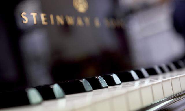 Paulson ist offenbar drauf und dran, die renommierte Klavierfabrik Steinway, die er in einem spektakulären Coup 2013 um 512 Mio. Dollar übernommen hatte, wieder zu verkaufen.