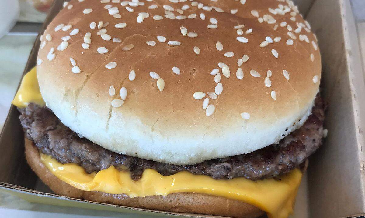 Damit ein Big-Mac nicht das kulinarische Highlight eines Urlaubs darstellt und man andererseits nicht ständig Angst haben muss, dass sich die Risikobereitschaft für exotisches Essen nicht aufgrund mangelnder Qualität und Hygiene rächt, sollte der Klassiker in der Hosentasche nicht fehlend. Egal, ob man auf der Suche nach günstigen Flügen oder einzigartigen Hotels ist. Auch bei der Erkundung der kulinarischen Landschaft ist TripAdvisor hilfreich. Die Sterne-Bewertungen basieren auf den Erfahrungsberichten der Nutzer und sind mit über 500 Millionen Einzelbewertungen ein zuverlässiger Indikator, um nicht in eine Touristenfalle zu tappen, die außen hui, aber innen pfui ist.