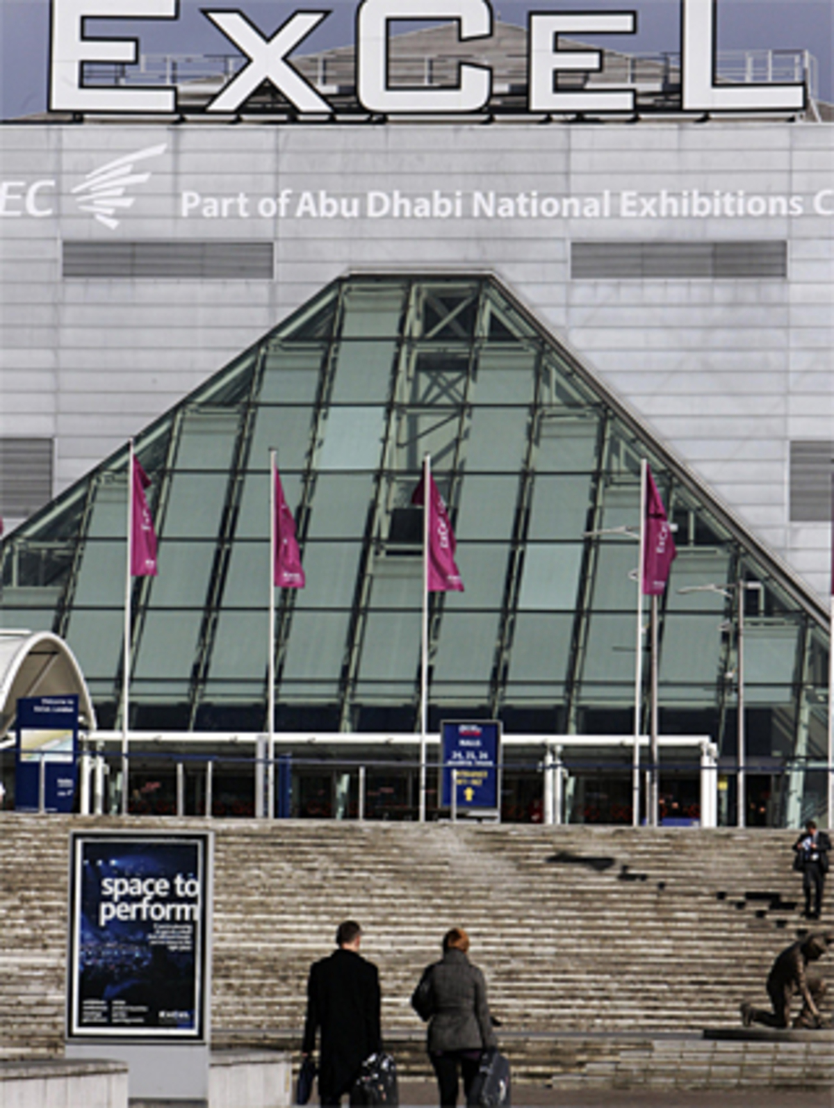 Der Ausweg aus der weltweiten Krise wird abseits der Londoner Innenstadt im ExCel Conference Centre in den Docklands des ehemaligen Londoner Hafens gesucht.Für Donnerstag, den 2. April um 16 Uhr ist eine Pressekonferenz anberaumt, bei der die Staatschefs erklären wollen, worauf sie sich geeinigt haben.