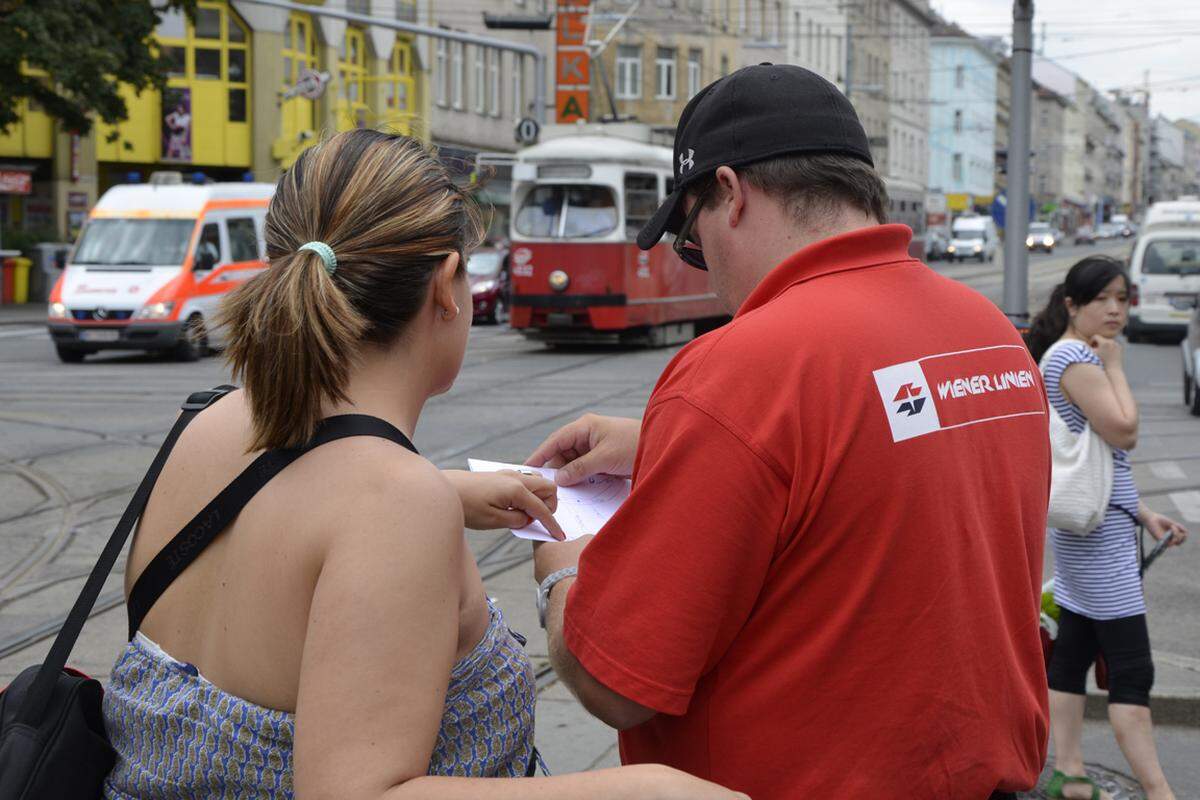 Am Quellenplatz kreuzen sich die beiden Ersatzlinien 66 und 68. Häufig werde nach dem 67er gefragt, erzählt der Wiener Linien-Mitarbeiter. Der 67er wird auf Dauer der Sperre durch 66er und 68er bedient.