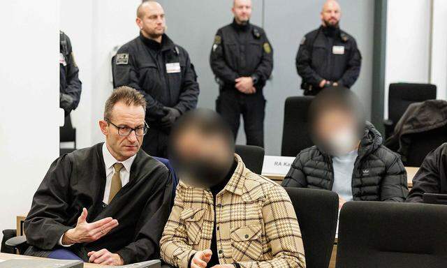 Ein Bild von der Angeklagtenbank beim Prozess in Dresden.