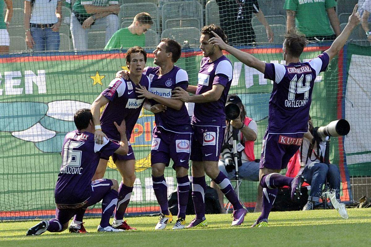 ... Roland Linz und Zlatko Junuzovic. Kurz nach dem zweiten Tor für die Austria stürmten dann Fans das Spielfeld.