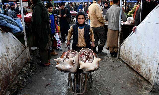 Ein Bub auf einem Markt in Mazar-i-Sharif. In Afghanistan ist die humanitäre Situation besonders schlimm. 