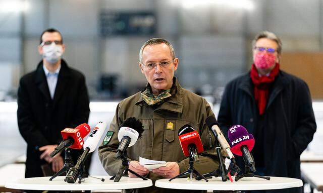 Archivbild: Generalmajor Rudolf Striedinger im Herbst 2020 im Rahmen der Organisation der ersten Corona-Massentests in Wien.