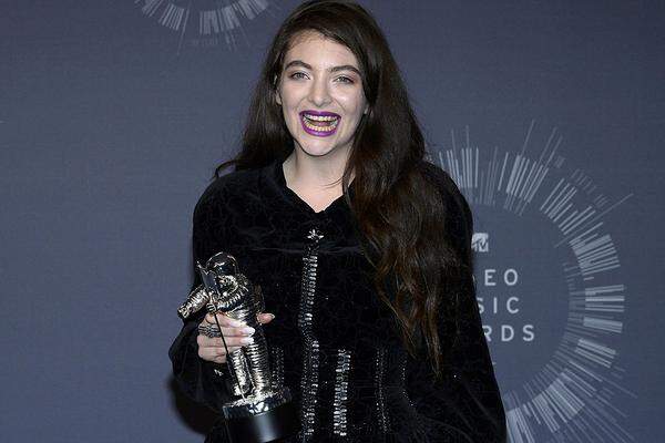 Nicht nur optisch tanzte Lorde bei der Preisverleihung aus der Reihe. Auch die Musik der 17-Jährigen unterschied sich eindeutig von ihren Kolleginnen. Trotzdem nahm die neuseeländische Sängerin einen Award mit: Ausgerechnet jenen für das "beste Rock-Video". Dabei ist ihr Song "Royals" wohl alles andere als Rock. Sei's drum.