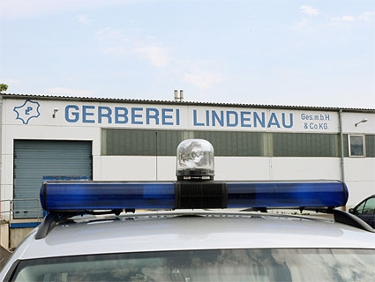 PanoramaBei einem Unfall in einer obersteirischen Gerberei sterben zwei Menschen, einer wird schwer verletzt. Die drei Männer werden leblos in einer Sickergrube gefunden, in der sich Schwefelwasserstoff-Gase gesammelt haben. Die Wiederbelebungsmaßnahmen fruchten nur bei einem 60-Jährigen, für den 46-jährigen Firmenchef und einen 37 Jahre alten Beschäftigten kommt jede Hilfe zu spät. >> Jahresrückblick - Übersicht