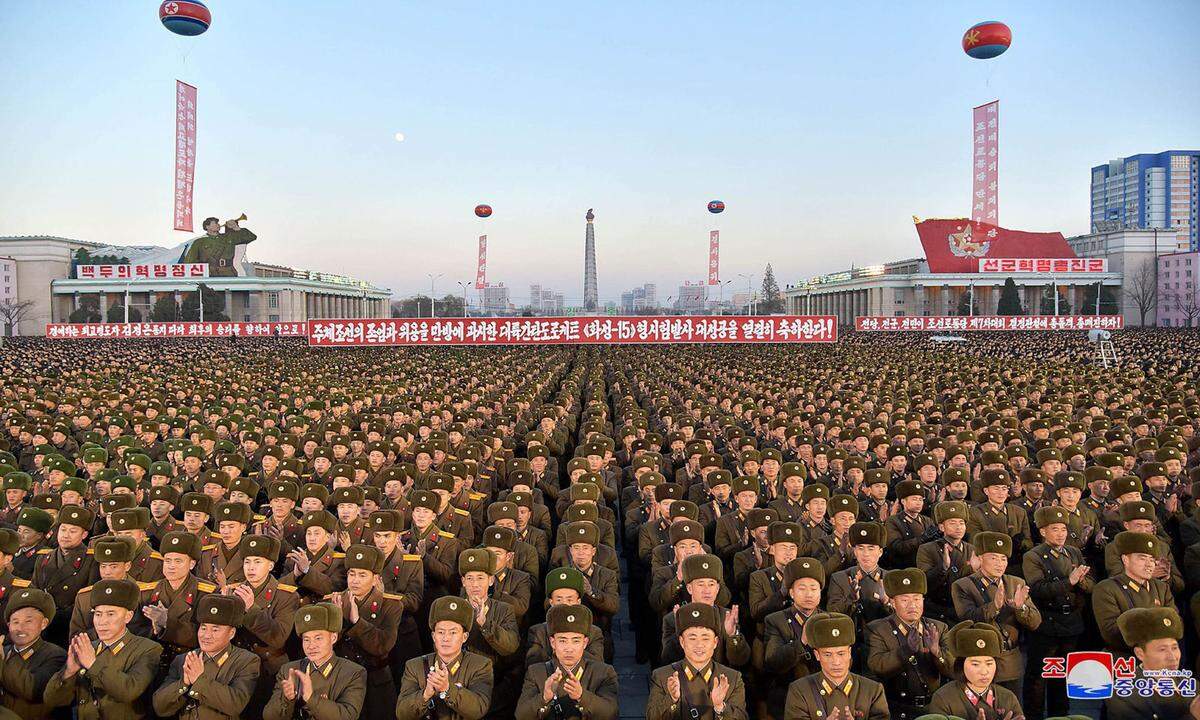 In Nordkorea haben den Staatsmedien zufolge tausende Menschen den jüngsten Raketentest des Landes gefeiert. Das stalinistische Regime will damit seine Stärke demonstrieren.