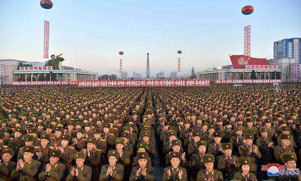 In Nordkorea haben den Staatsmedien zufolge tausende Menschen den jüngsten Raketentest des Landes gefeiert. Das stalinistische Regime will damit seine Stärke demonstrieren.